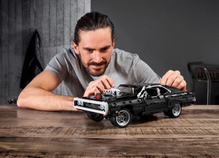 Конструктор LEGO Technic "Dodge Charger Доминика Торетто" (42111) Конструктор LEGO Technic "Dodge Charger Доминика Торетто" (42111)